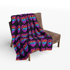 Vibrant Love Hugs Fleece Blanket - Cozy Heart Design for Comfort and Warmth